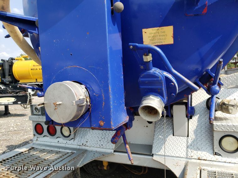 image for item DP7886 1996 International 9200  vacuum truck