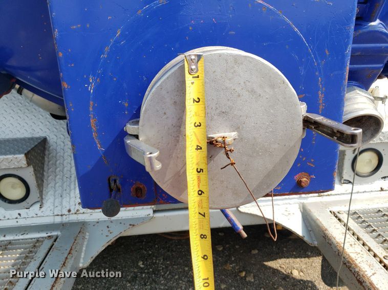 image for item DP7886 1996 International 9200  vacuum truck