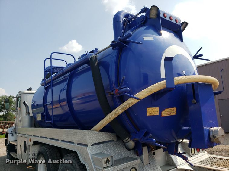 image for item DP7886 1996 International 9200  vacuum truck