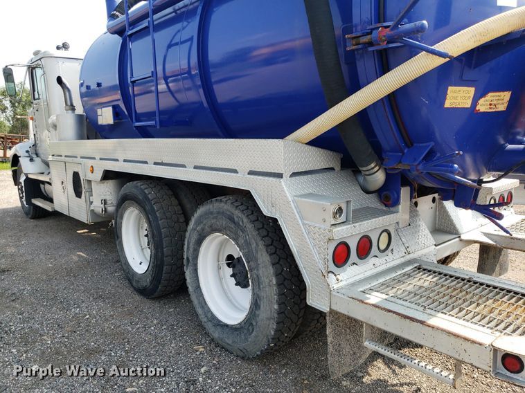 image for item DP7886 1996 International 9200  vacuum truck