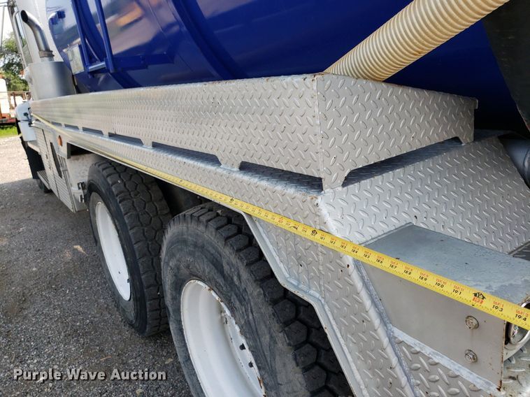 image for item DP7886 1996 International 9200  vacuum truck
