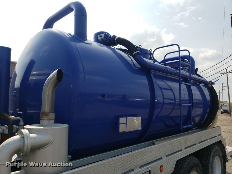 image for item DP7886 1996 International 9200  vacuum truck