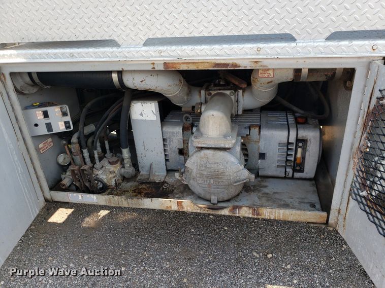 image for item DP7886 1996 International 9200  vacuum truck