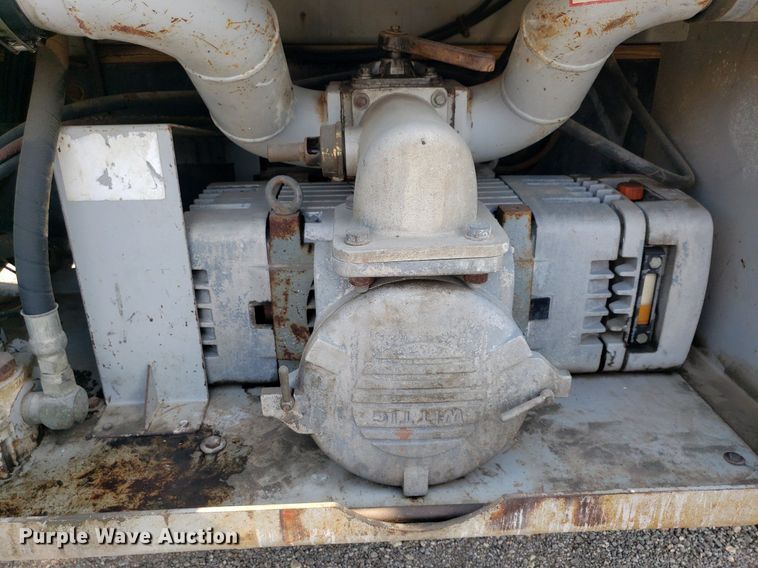 image for item DP7886 1996 International 9200  vacuum truck