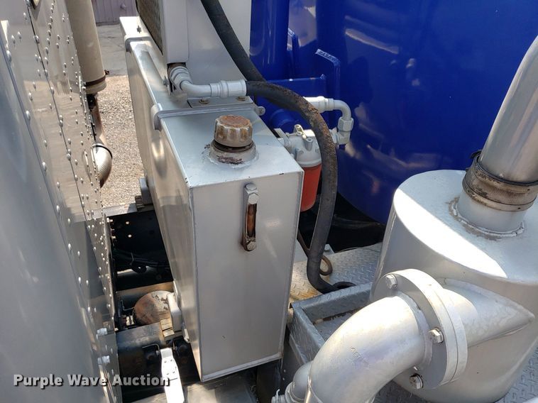 image for item DP7886 1996 International 9200  vacuum truck