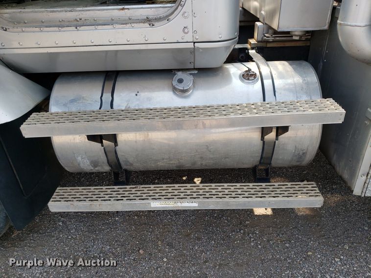 image for item DP7886 1996 International 9200  vacuum truck