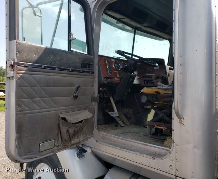 image for item DP7886 1996 International 9200  vacuum truck
