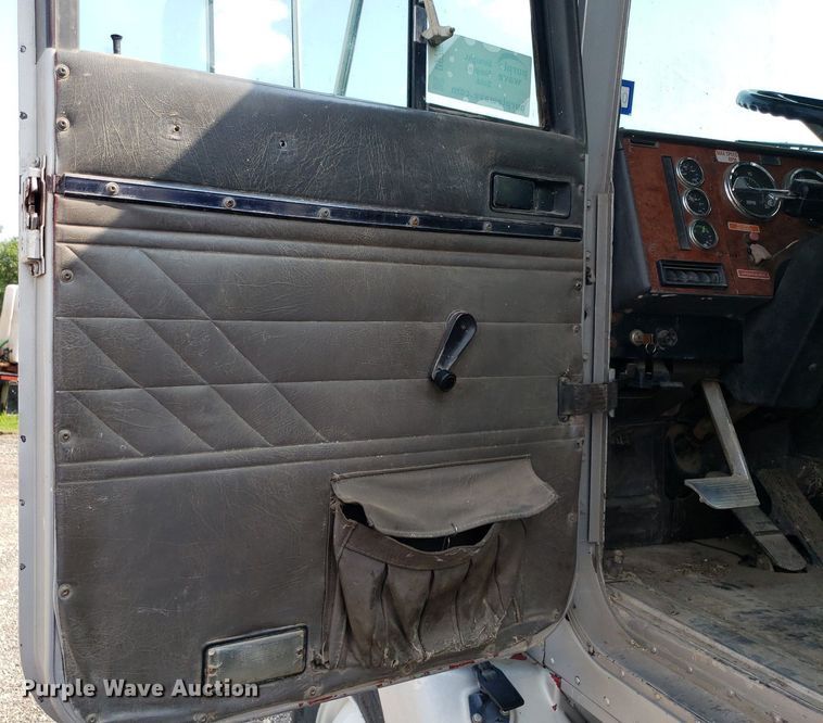 image for item DP7886 1996 International 9200  vacuum truck