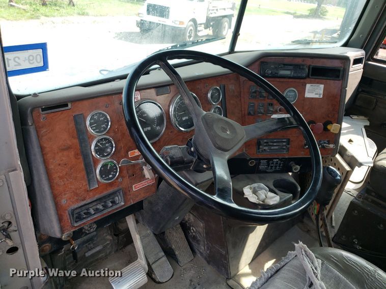 image for item DP7886 1996 International 9200  vacuum truck