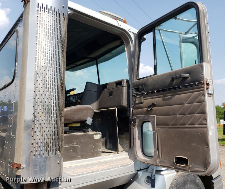 image for item DP7886 1996 International 9200  vacuum truck