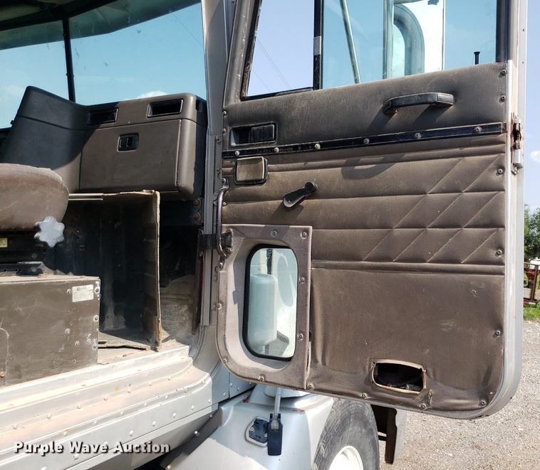 image for item DP7886 1996 International 9200  vacuum truck