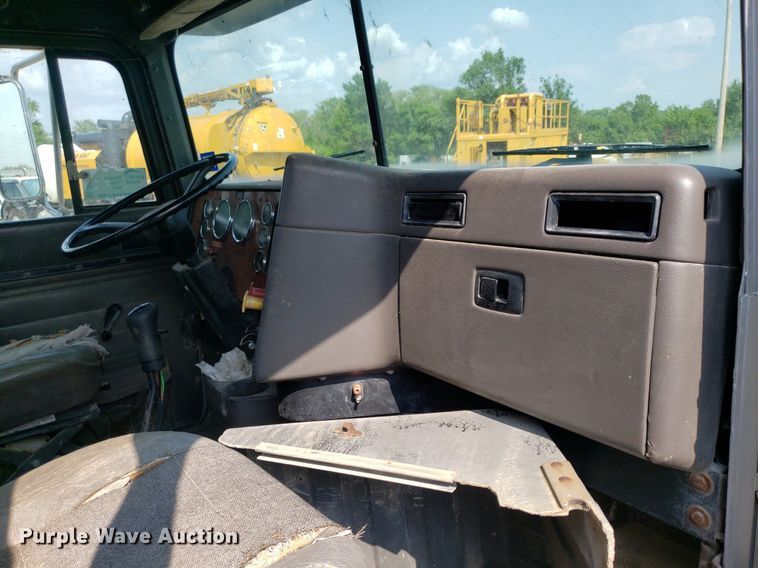 image for item DP7886 1996 International 9200  vacuum truck