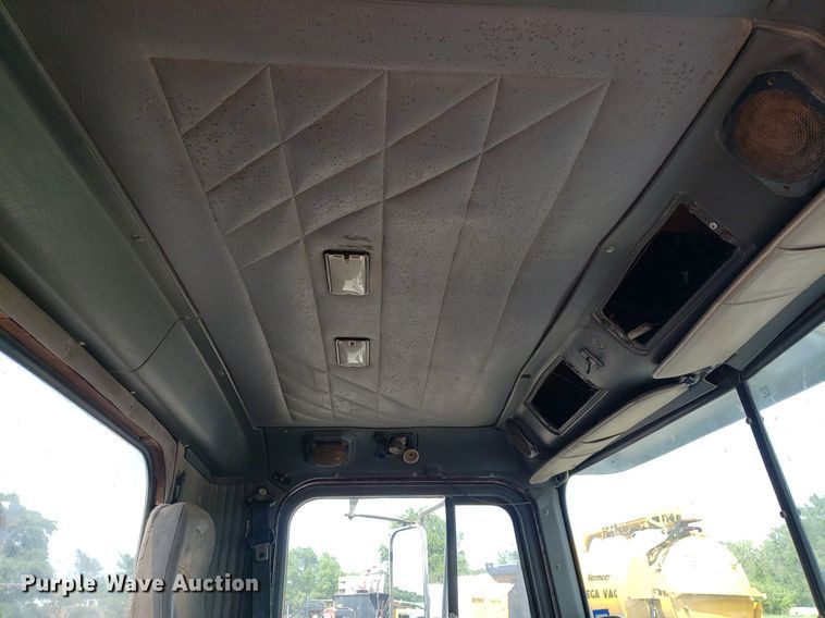 image for item DP7886 1996 International 9200  vacuum truck