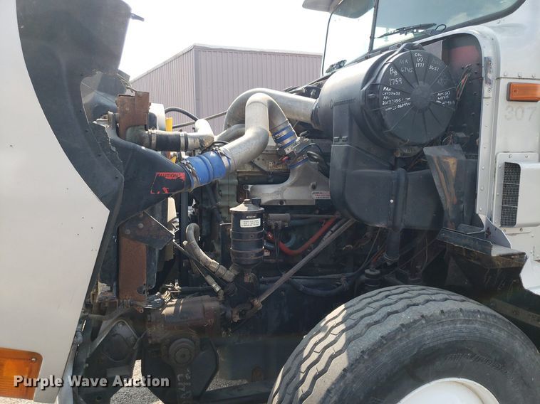 image for item DP7886 1996 International 9200  vacuum truck