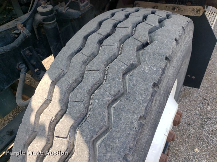 image for item DP7886 1996 International 9200  vacuum truck
