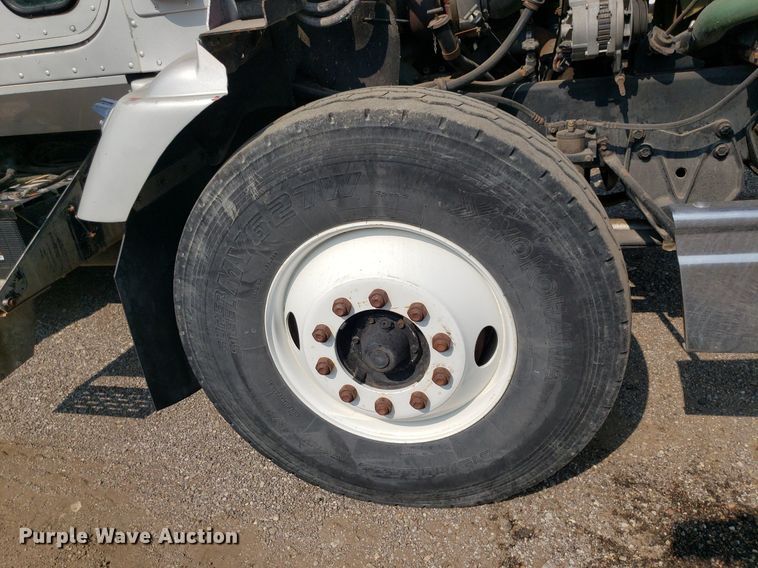 image for item DP7886 1996 International 9200  vacuum truck