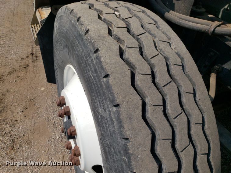image for item DP7886 1996 International 9200  vacuum truck