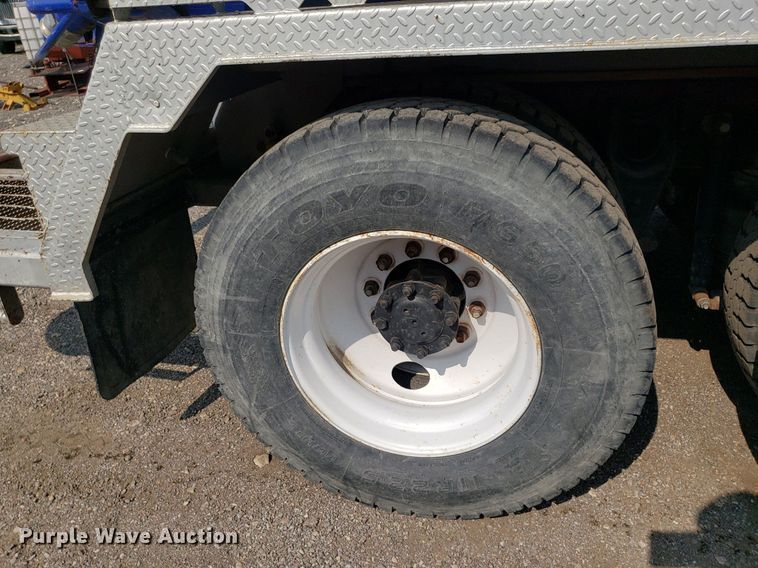 image for item DP7886 1996 International 9200  vacuum truck