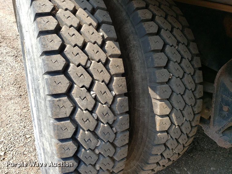 image for item DP7886 1996 International 9200  vacuum truck
