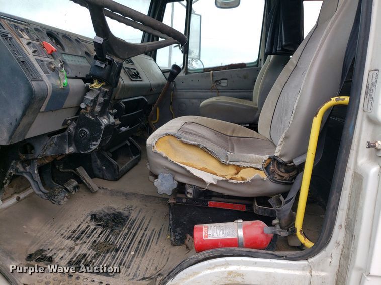 image for item DP7887 1999 Freightliner FL70  flatbed truck