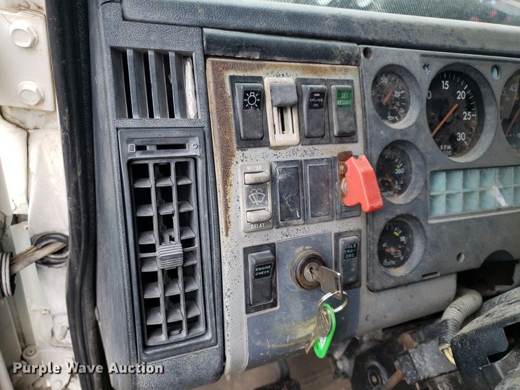 image for item DP7887 1999 Freightliner FL70  flatbed truck