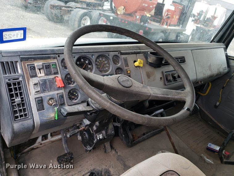 image for item DP7887 1999 Freightliner FL70  flatbed truck