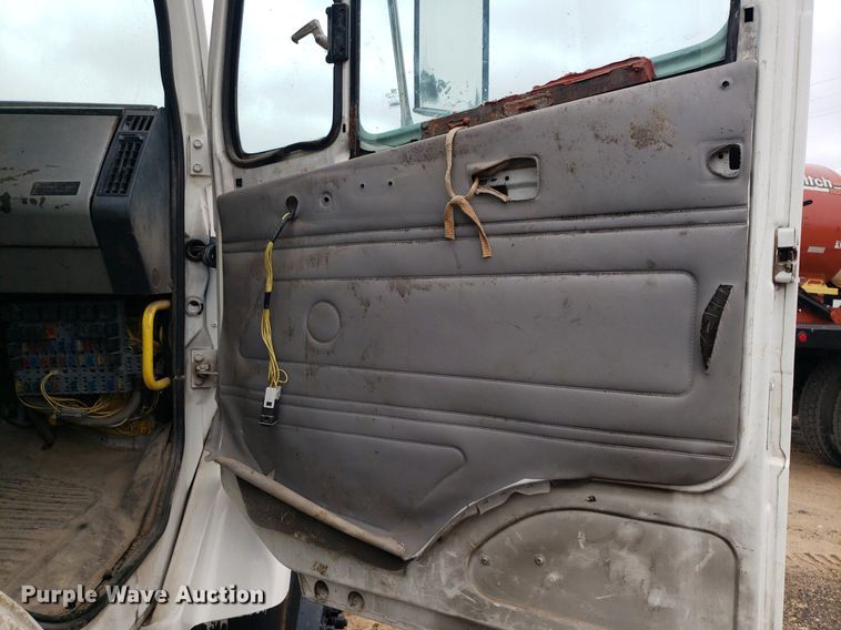 image for item DP7887 1999 Freightliner FL70  flatbed truck