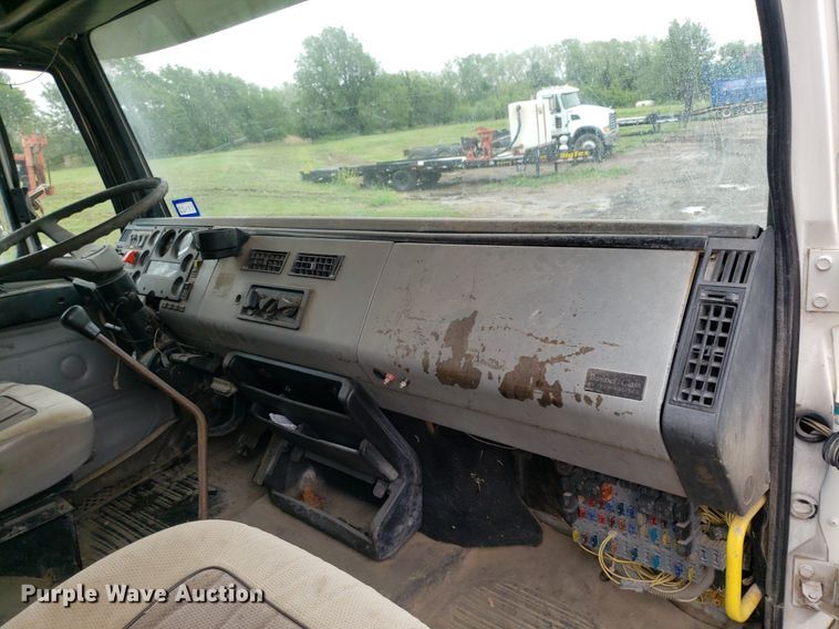 image for item DP7887 1999 Freightliner FL70  flatbed truck