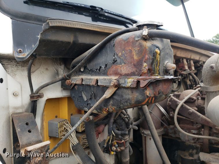 image for item DP7887 1999 Freightliner FL70  flatbed truck