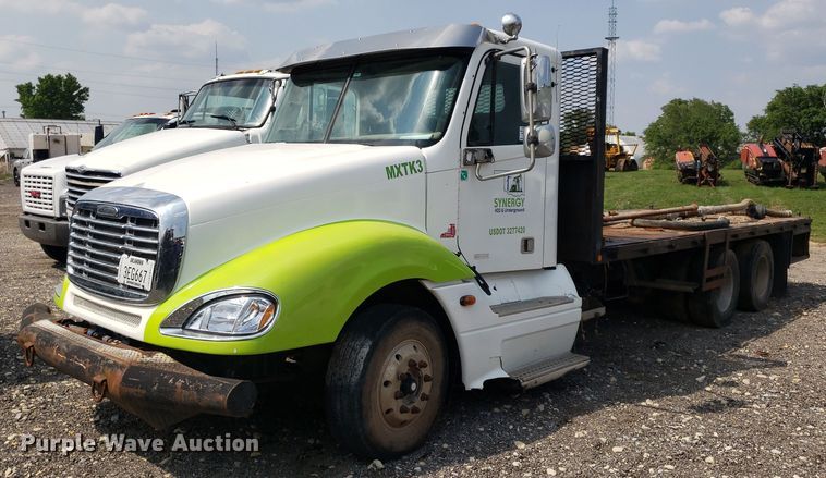 image for item DP7944 2005 Freightliner Columbia  flatbed truck