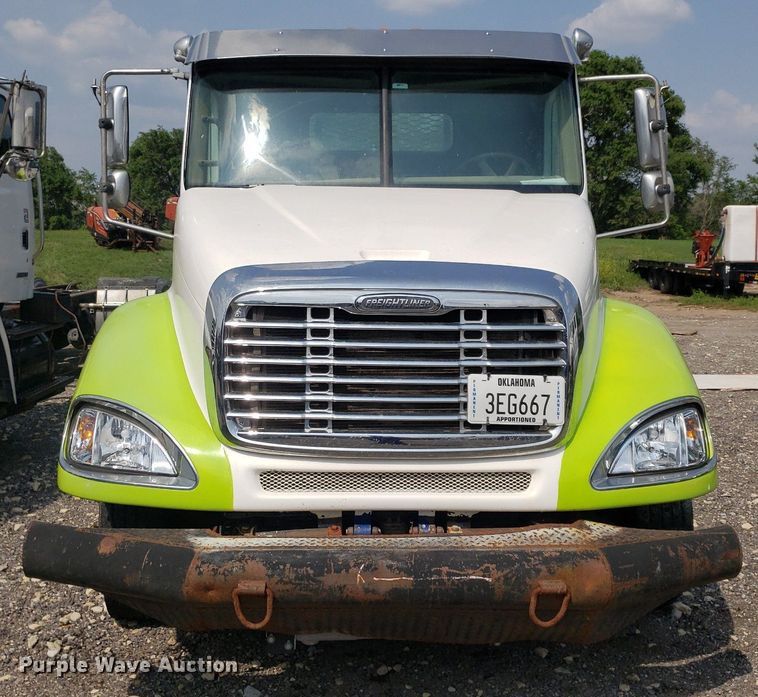 image for item DP7944 2005 Freightliner Columbia  flatbed truck