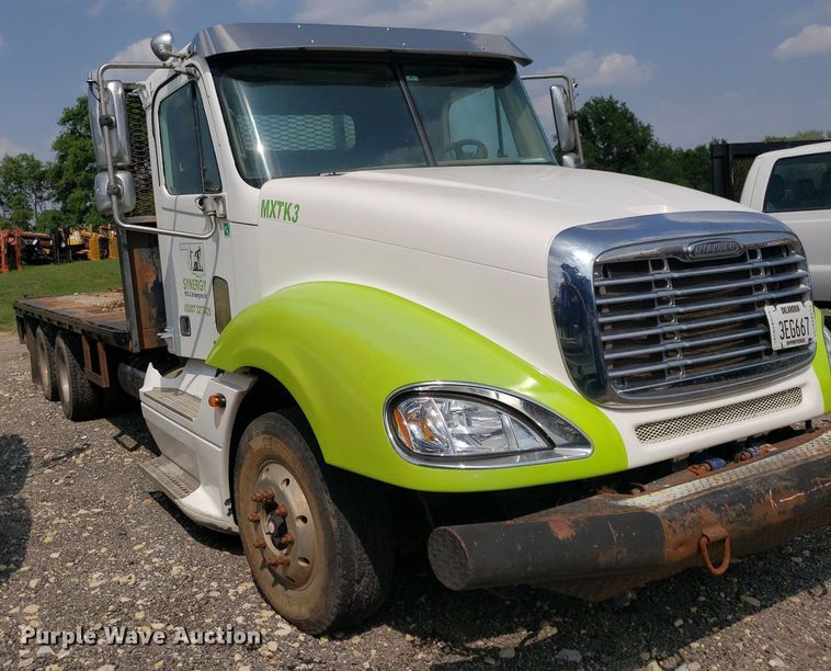 image for item DP7944 2005 Freightliner Columbia  flatbed truck