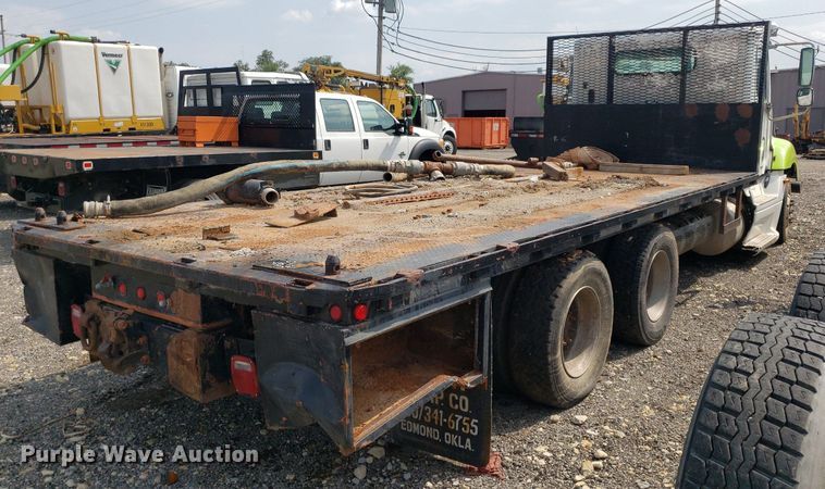image for item DP7944 2005 Freightliner Columbia  flatbed truck