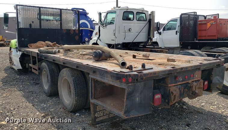 image for item DP7944 2005 Freightliner Columbia  flatbed truck