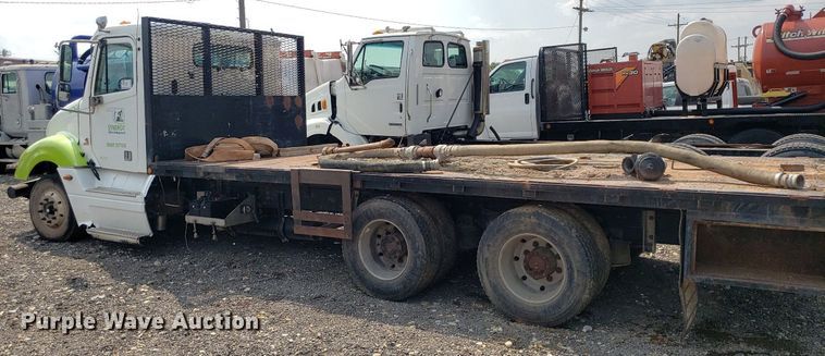 image for item DP7944 2005 Freightliner Columbia  flatbed truck