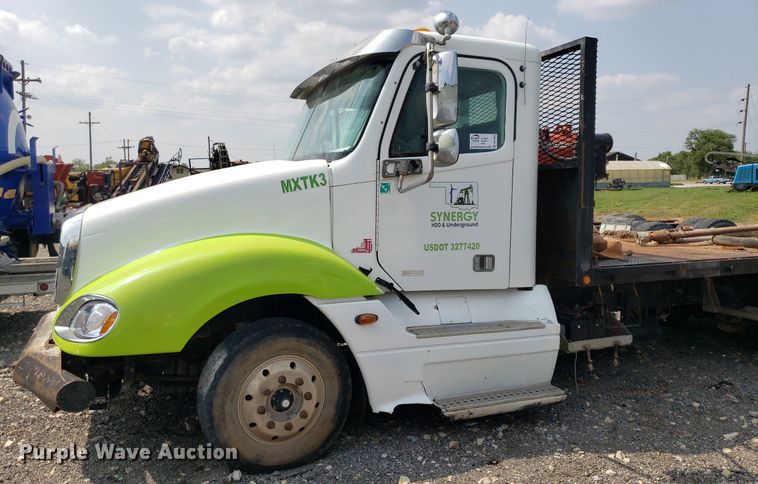 image for item DP7944 2005 Freightliner Columbia  flatbed truck