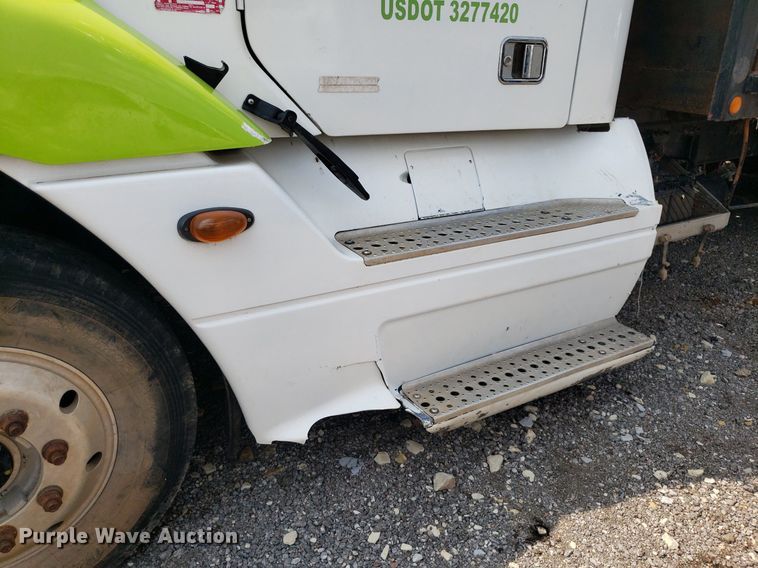 image for item DP7944 2005 Freightliner Columbia  flatbed truck