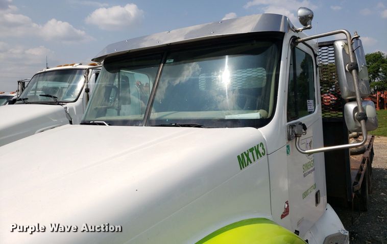 image for item DP7944 2005 Freightliner Columbia  flatbed truck