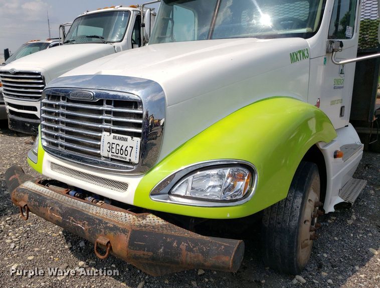 image for item DP7944 2005 Freightliner Columbia  flatbed truck