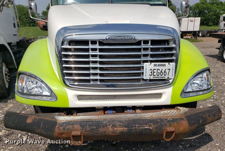 image for item DP7944 2005 Freightliner Columbia  flatbed truck