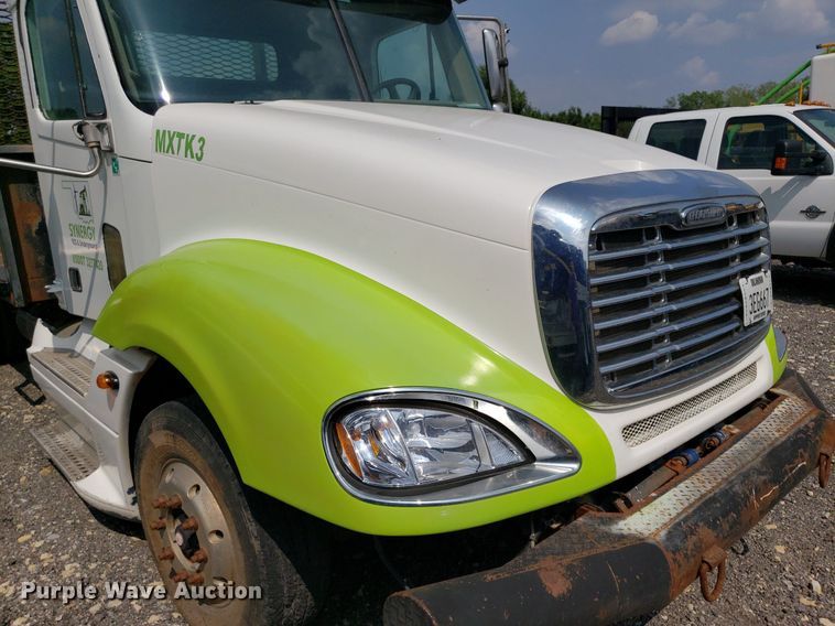 image for item DP7944 2005 Freightliner Columbia  flatbed truck