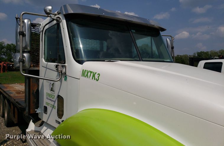 image for item DP7944 2005 Freightliner Columbia  flatbed truck