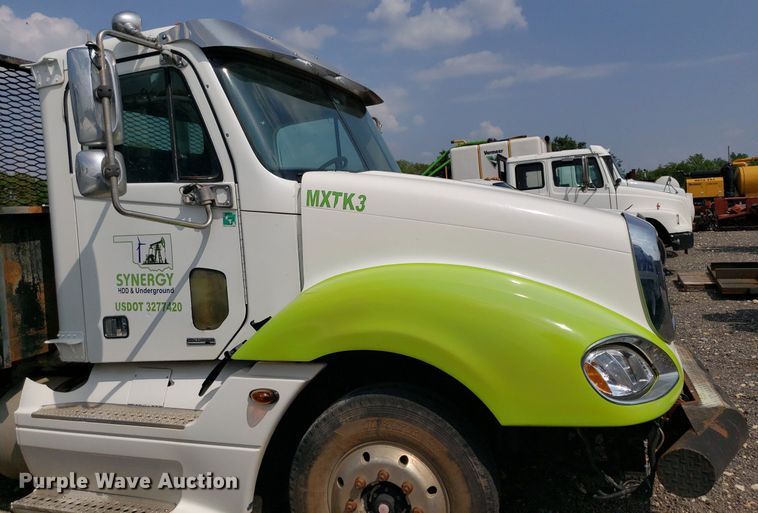 image for item DP7944 2005 Freightliner Columbia  flatbed truck