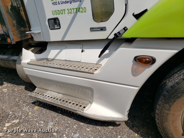 image for item DP7944 2005 Freightliner Columbia  flatbed truck