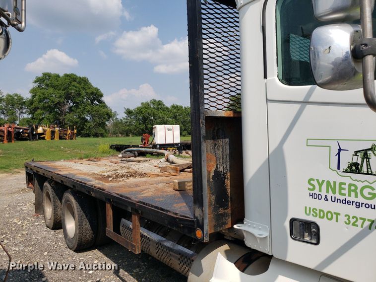 image for item DP7944 2005 Freightliner Columbia  flatbed truck