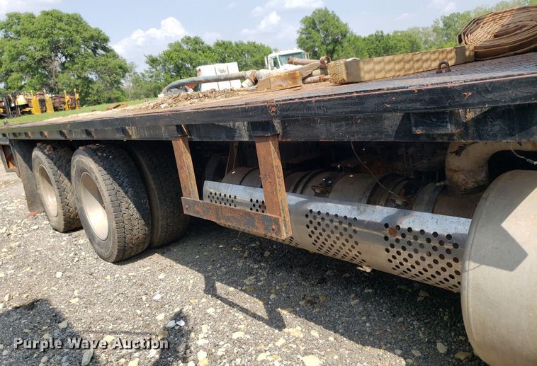 image for item DP7944 2005 Freightliner Columbia  flatbed truck