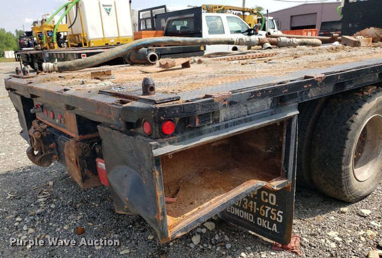 image for item DP7944 2005 Freightliner Columbia  flatbed truck