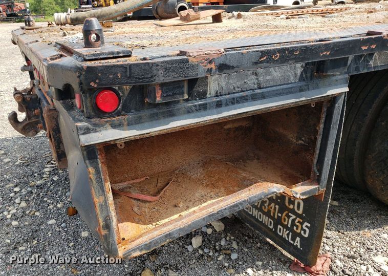 image for item DP7944 2005 Freightliner Columbia  flatbed truck