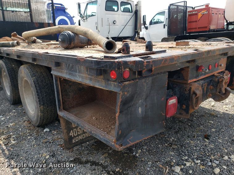 image for item DP7944 2005 Freightliner Columbia  flatbed truck