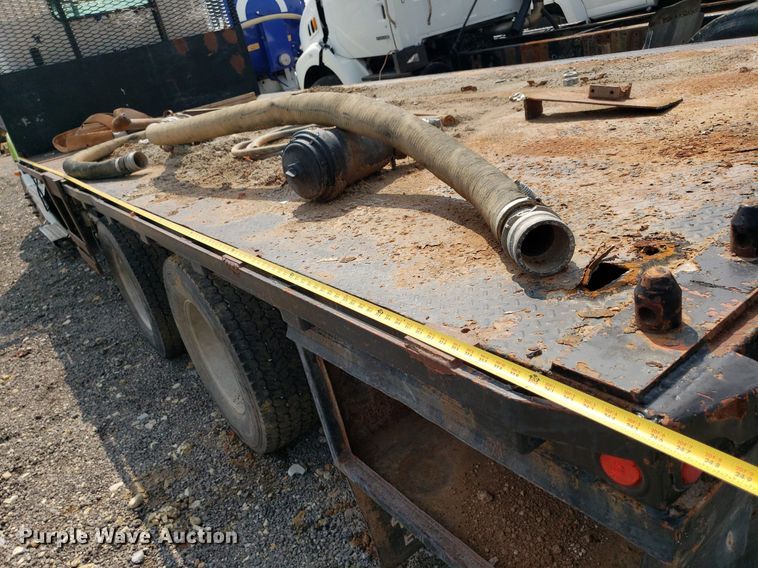 image for item DP7944 2005 Freightliner Columbia  flatbed truck